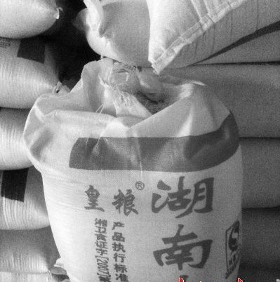 近年来广东从湖南采购了不少食用大米。图为刚从三眼桥列车中搬下来的湖南大米。