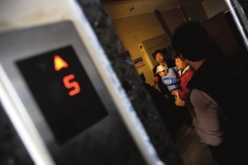 3月4日，长沙金领家族小区的住户在议论出故障的电梯。图/记者李坤