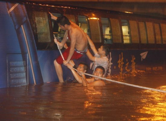 北京7·21暴雨灾害中踊跃救人的农民工群体 data-cke-saved-src=