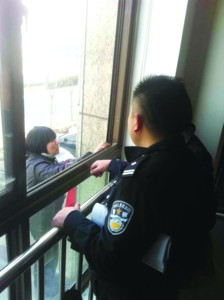 因开发商“当初的承诺未兑现”女子不满爬售楼部平台欲跳楼