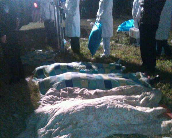湖北荆州客车坠桥致14人遇难