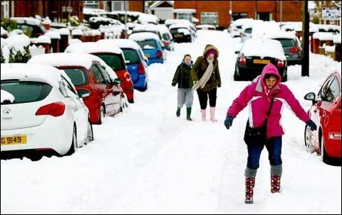英国遭遇大雪袭击,多地交通阻断。图为3月24日,英国北爱尔兰的居民在雪后出行。