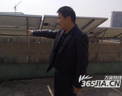 孔先生正在介绍太阳能接收能量发电原理