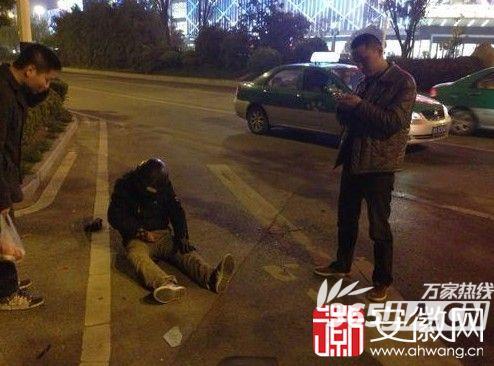 摩托车主右手臂受伤