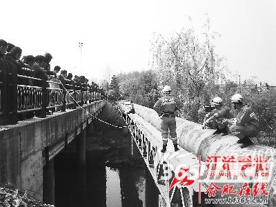 醉酒男子欲跳桥 路人一声“你还是不是男人”将其劝下