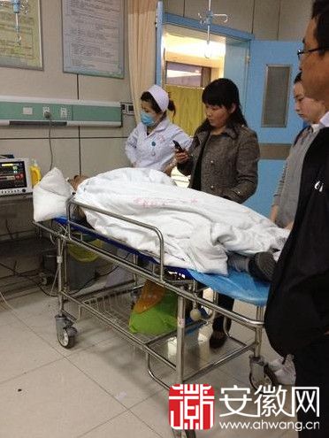 老人收衣服时不慎从平房顶坠落