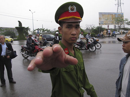 越南警方阻止摄影师靠近法庭(网页截图)