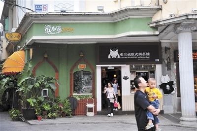 龙头路上很多创意小店,颇得年轻游客青睐。新京报记者 李飞 摄