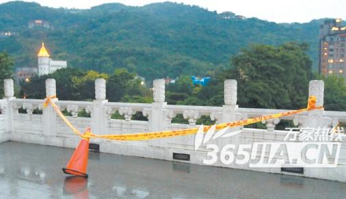 5日,台北故宫博物院内,张姓游客坠落处的栏杆拉起警戒线