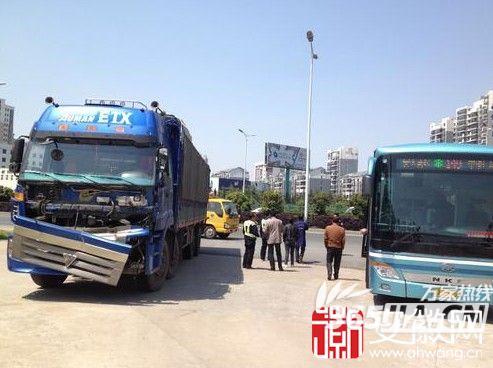 合肥一大货车与149路公交相撞 两乘客受伤