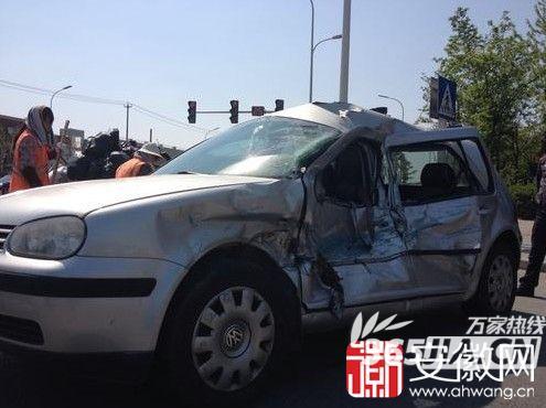 货车左转弯时撞上小轿车,被撞后的小轿车