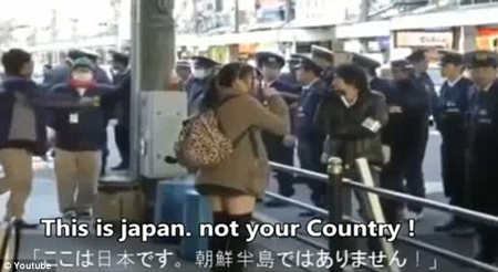日本女子街头高喊反朝言论(网页截图)