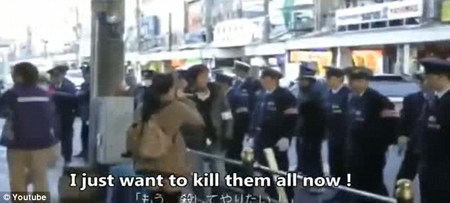 日本女子街头高喊反朝言论(网页截图)