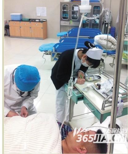 伤者正在接受治疗