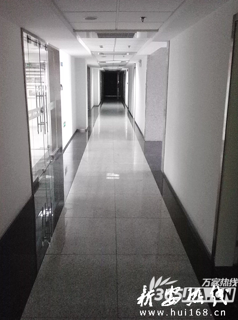 北一环财富广场有“偷窥狂” 女白领尖叫大喊“抓色狼”