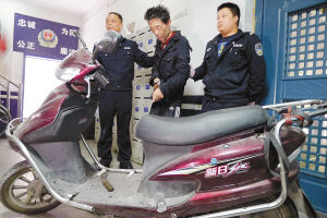 男子毒瘾发作开摩的抢女士背包被抓获