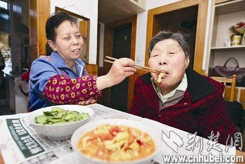 图为:为老人提供膳食服务