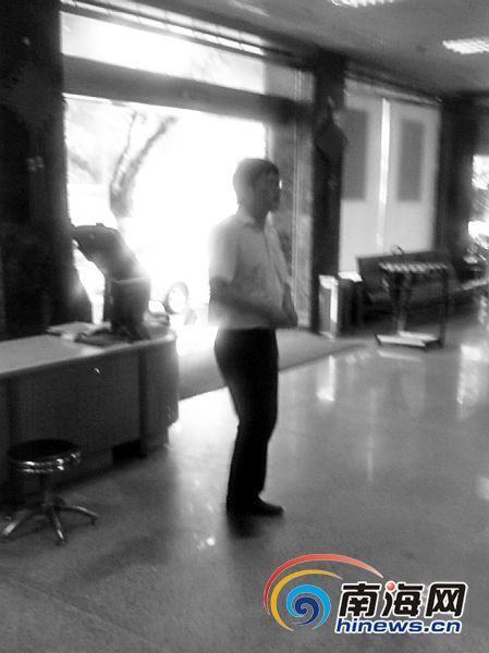 17日,一名中国人寿保险公司的工作人员,在工商银行和平南路网点“服务”