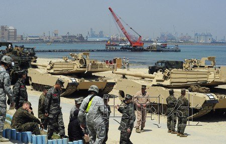 4月22日,美韩两军在韩国东南部城市浦项举行联合登陆演习。(共同社)