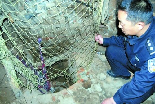 男子患被害妄想症 家中挖壕沟设地道备土枪