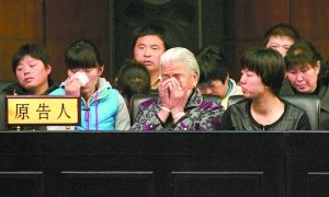原告席上哭声一片