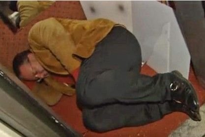 奥地利一老翁被困电梯四天 凭借军训经验活下来
