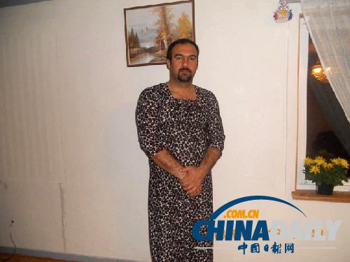 日前伊朗司法部门判处一名库尔德男士穿戴女士服装游街示众,以惩罚他的家暴行为。
